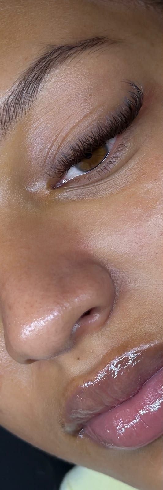 Een zachte, bruine set van dichtbij, van de ogen tot de lippen
