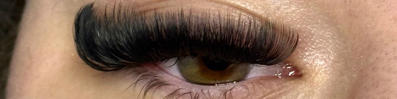 Een donkere, volle set op een bruin oog, van opzij