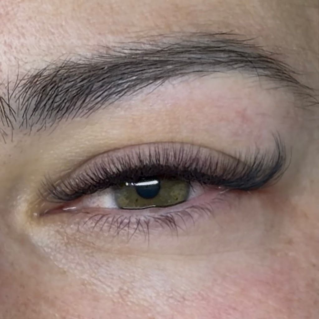 Een natuurlijke set op een groen oog met zachte krul
