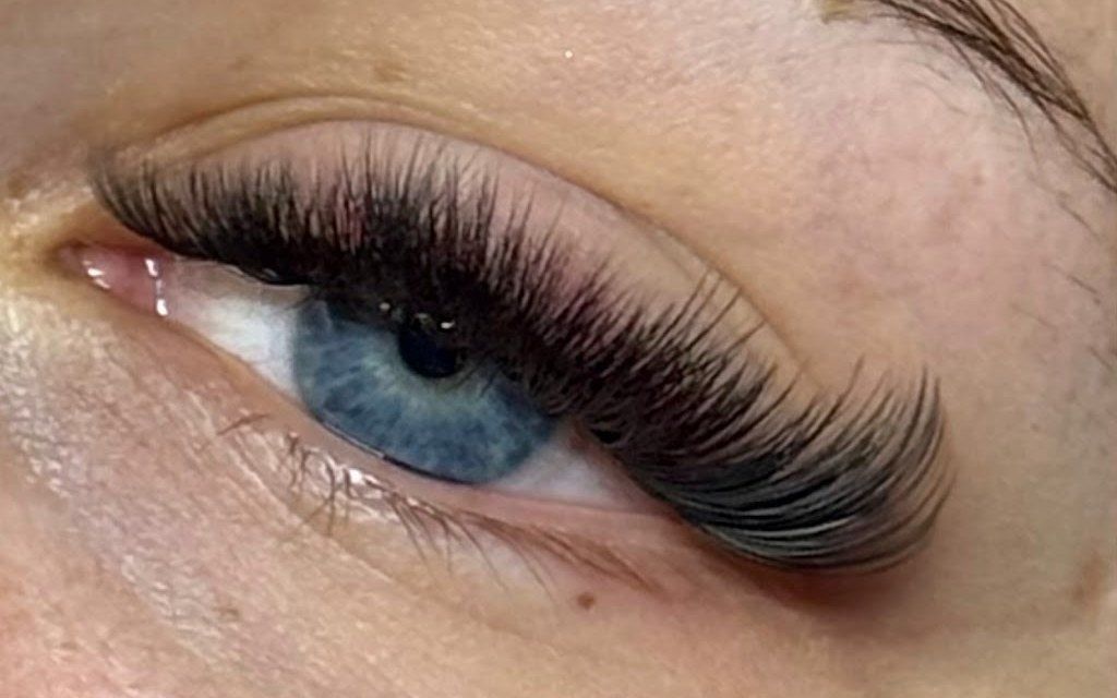 Een volume set op een blauw oog, gezet door Calista
