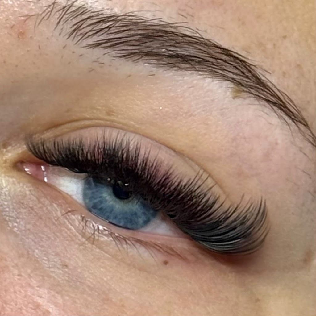 Een volume set op een blauw oog, gezet door Calista